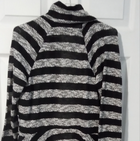 Daisy Fuentes gray and black striped duster, size small. - Picture 3 of 3